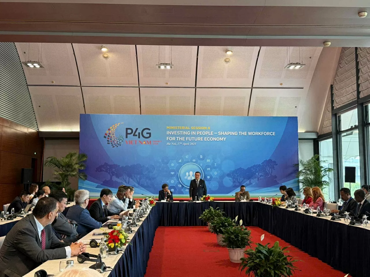 Đầu tư vào con người - Kiến tạo đội ngũ cho nền kinh tế tương lai Đầu tư nguồn lao động có kỹ năng, kiến tạo tương lai bền vững, toàn diện và thịnh vượng