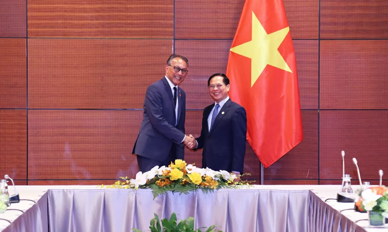 Phó Thủ tướng, Bộ trưởng Ngoại giao Bùi Thanh Sơn  chòa mừng ông Ani Dasgupta, Chủ tịch kiêm Tổng Giám đốc Viện Tài nguyên thế giới (WRI) đến với Việt Nam. (Ảnh: Thành Long)