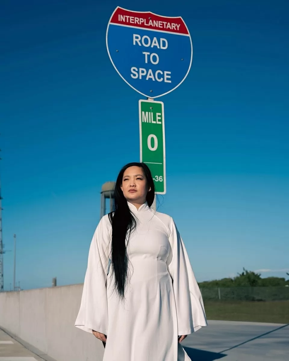 Sinh ra và lớn lên tại Mỹ, Amanda Nguyễn, nhà du hành gốc Việt đầu tiên bay vào không gian, luôn thể hiện sự kết nối với quê hương thông qua thời trang. Cô yêu thích và thường diện áo dài trong nhiều hoàn cảnh xuất hiện.