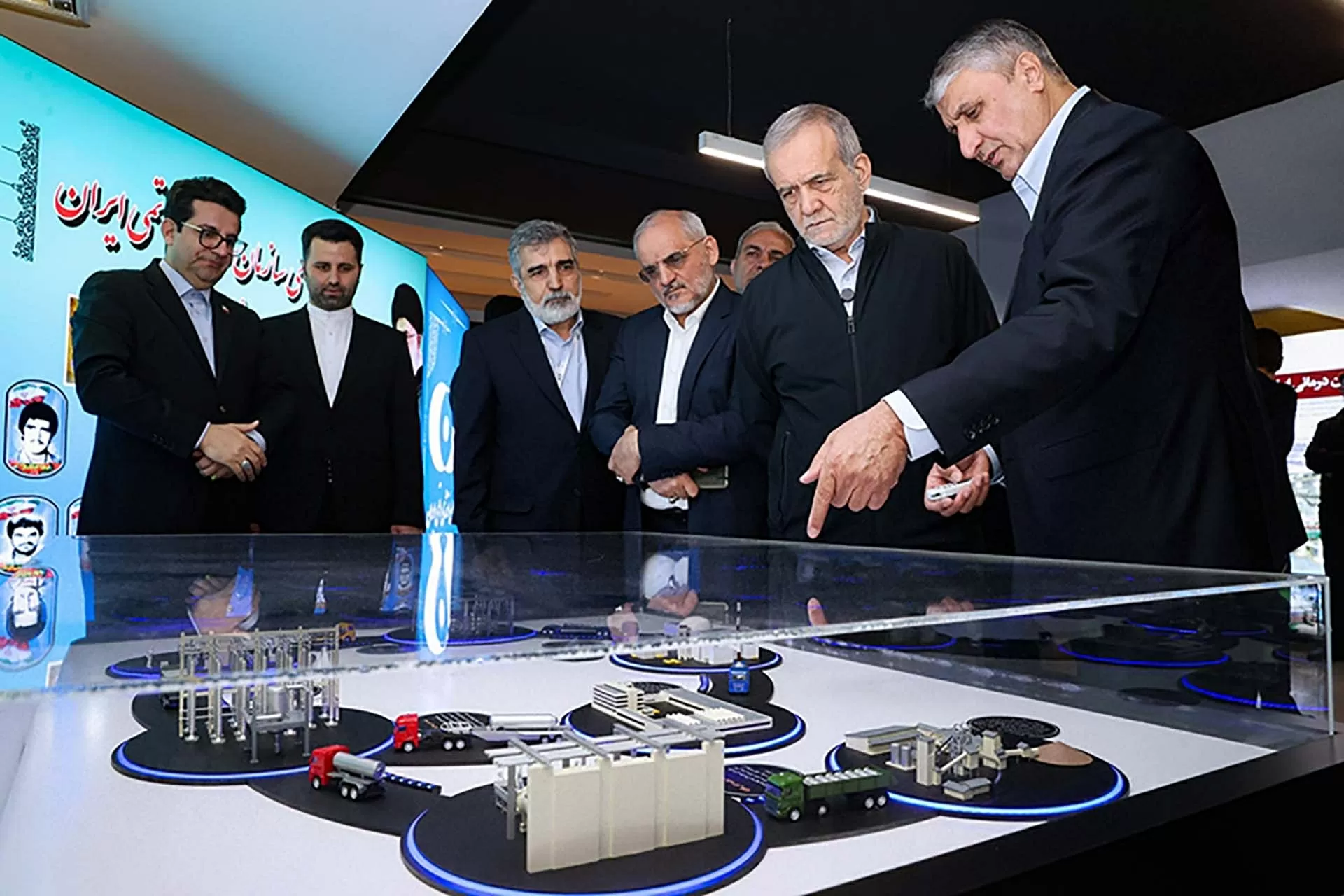 Tổng thống Iran Masoud Pezeshkian (thứ hai, từ phải) nghe giới thiệu về những thành tựu của ngành công nghiệp hạt nhân Iran trong cuộc triển lãm ngày 9/4, tại Tehran. (Nguồn: president.ir)