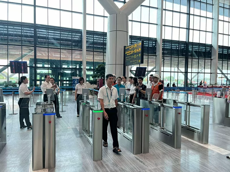 Vietnam Airlines tiên phong ứng dụng định danh và xác thực điện tử toàn trình trong thủ tục bay Vietnam Airlines tiên phong ứng dụng định danh và xác thực điện tử toàn trình trong thủ tục bay