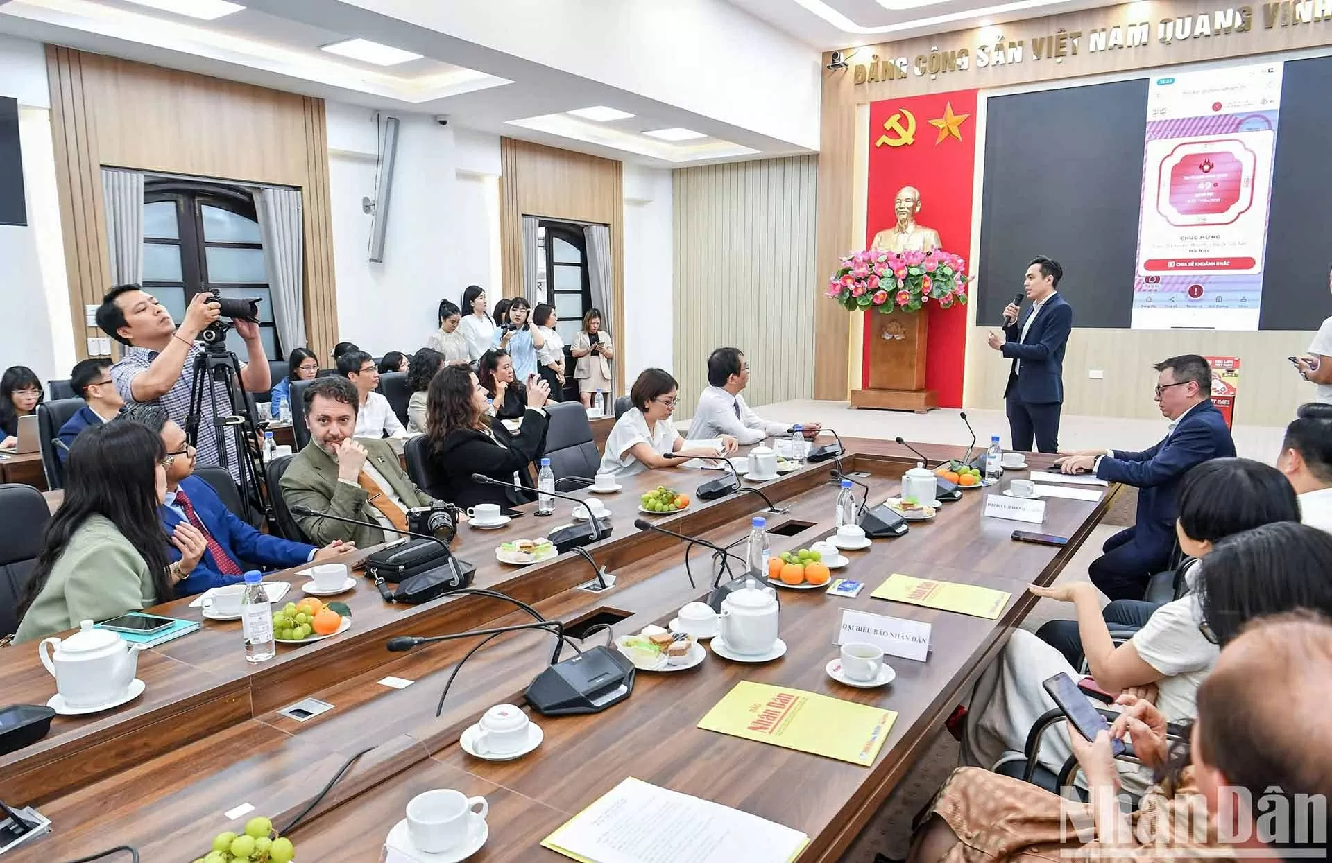 Dự án ‘Yêu lắm Việt Nam’: Chạm để kết nối và lan tỏa những giá trị lịch sử, văn hóa Dự án ‘Yêu lắm Việt Nam’: Chạm để kết nối và lan tỏa những giá trị lịch sử, văn hóa