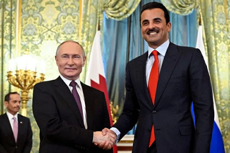 Quốc vương Qatar Sheikh Tamim bin Hamad Al-Thani Tổng thống Nga Vladimir Putin ở thủ đô Moscow ngày 17/4/2025. (Nguồn: Reuters) Quốc vương Qatar Sheikh Tamim bin Hamad Al-Thani Tổng thống Nga Vladimir Putin ở thủ đô Moscow ngày 17/4/2025. (Nguồn: Reuters)