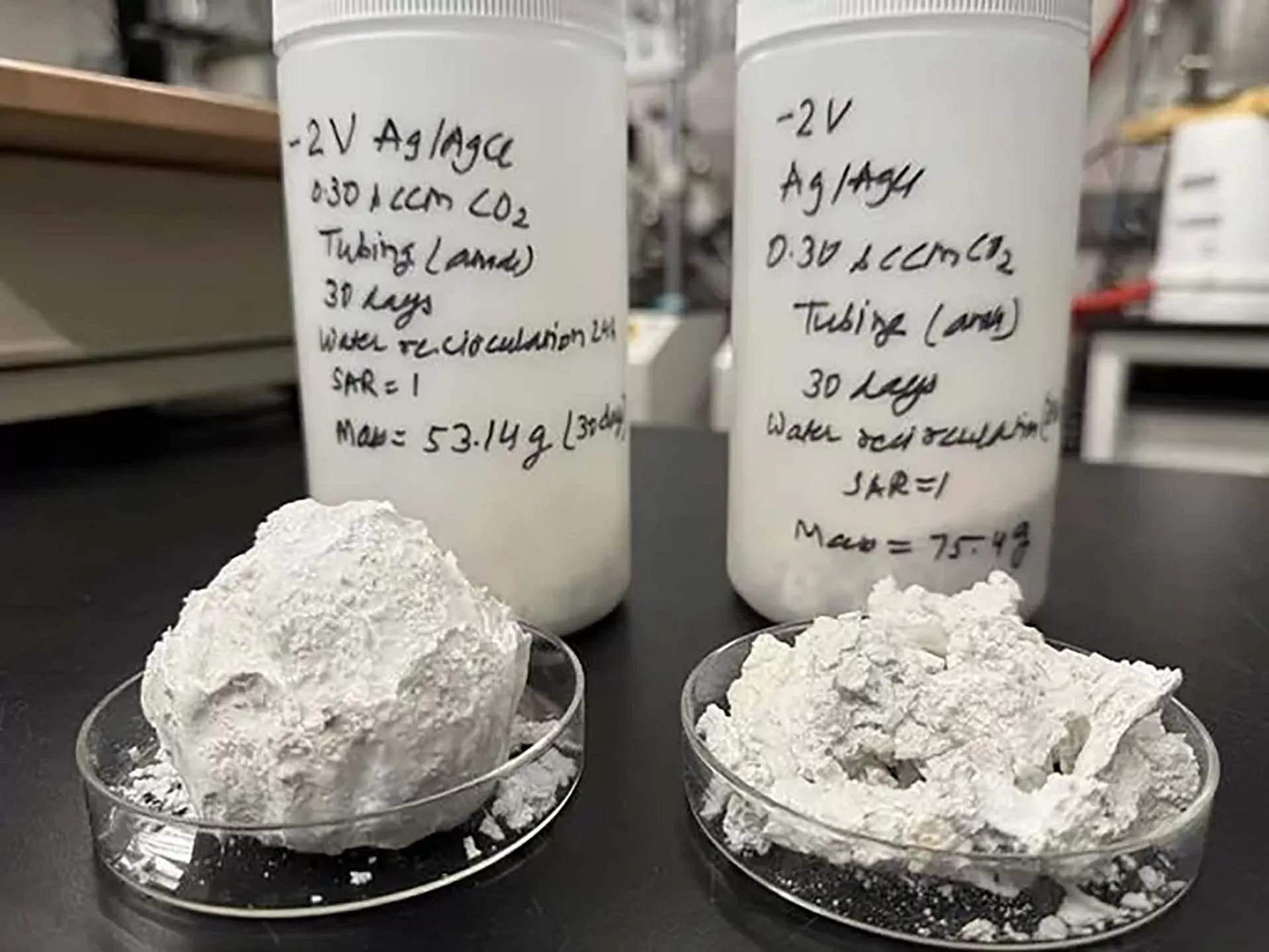 Điện phân nước biển có thể là phương pháp không thải carbon trong sản xuất xi măng và các vật liệu xây dựng khác. (Nguồn: Đại học Northwestern) Điện phân nước biển có thể là phương pháp không thải carbon trong sản xuất xi măng và các vật liệu xây dựng khác. (Nguồn: Đại học Northwestern)