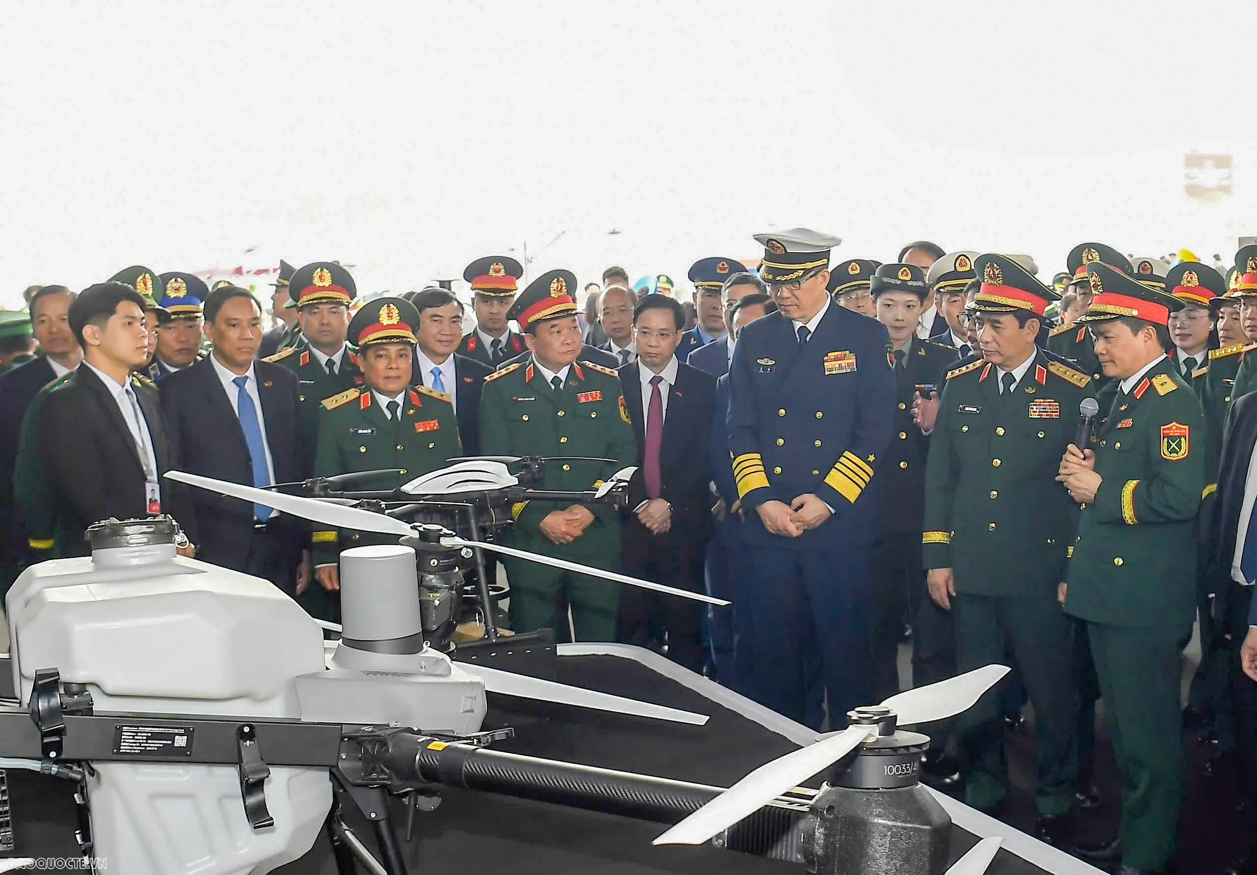 Đại tướng Phan Văn Giang và Thượng tướng Đổng Quân cổ vũ giao hữu bóng chuyền hơi bộ đội biên phòng Việt Nam-Trung Quốc