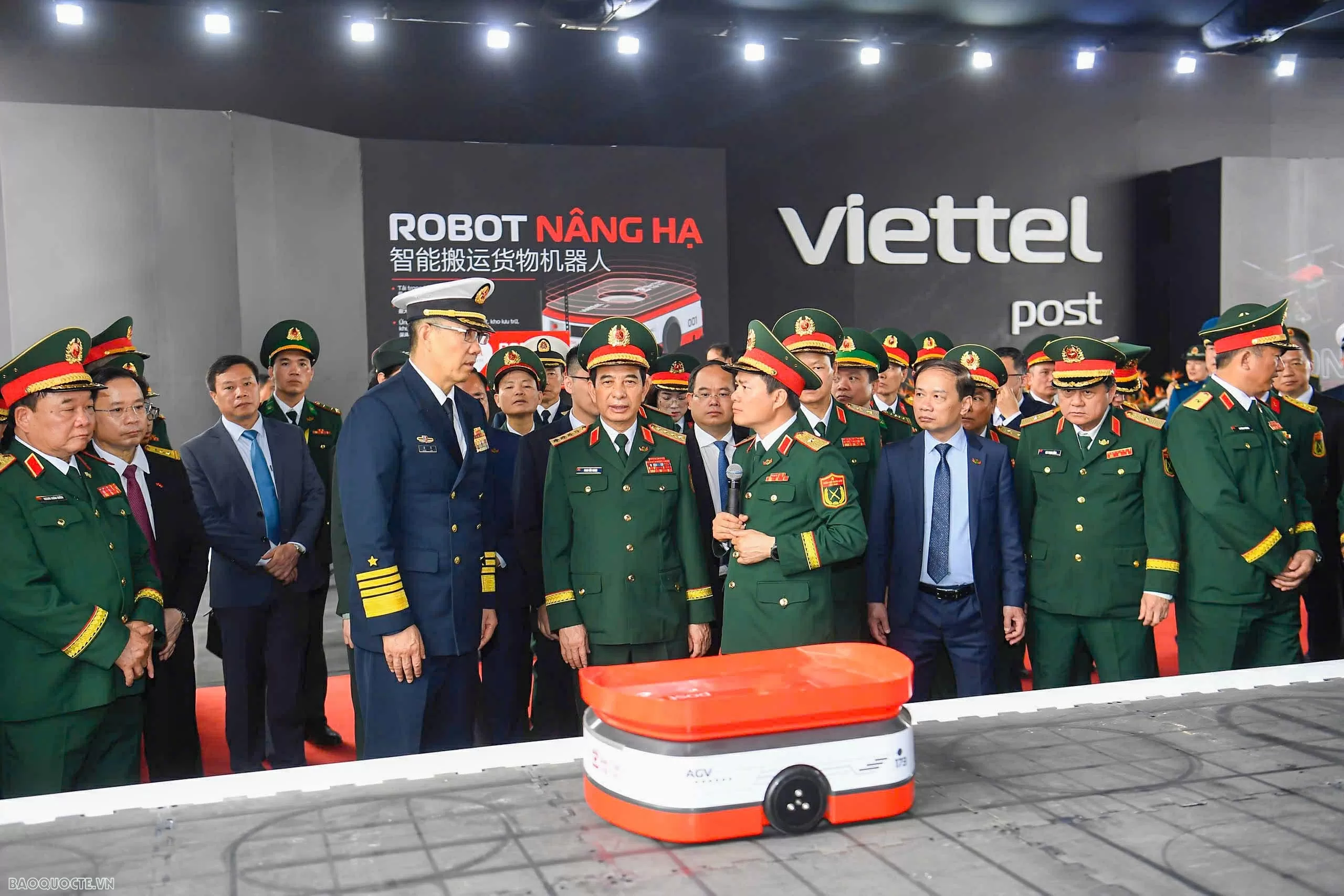 Đại tướng Phan Văn Giang và Thượng tướng Đổng Quân cổ vũ giao hữu bóng chuyền hơi bộ đội biên phòng Việt Nam-Trung Quốc