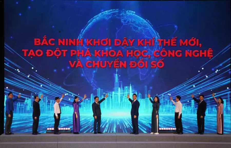Lãnh đạo tỉnh Bắc Ninh thực hiện nghi thức bấm nút phát động các phong trào thi đua.