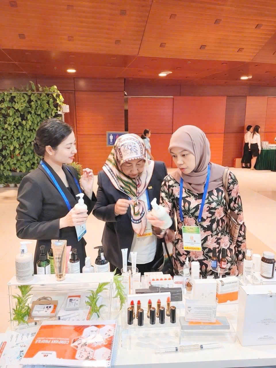 Các gian hàng của doanh nghiệp tại Triển lãm Tăng trưởng xanh P4G. (Ảnh: Tống Thoan)