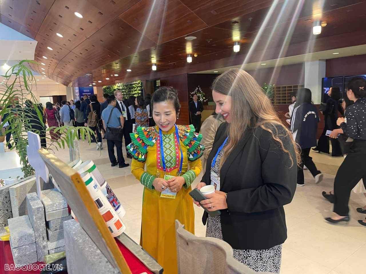 Các gian hàng của doanh nghiệp tại Triển lãm Tăng trưởng xanh P4G. (Ảnh: Tống Thoan)