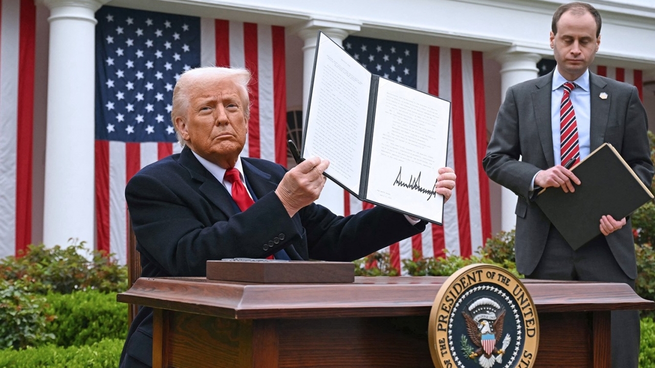 100 ngay nam quyen cua tong thong trump the gioi chao dao vi thue quan ty le ung ho thap nhat