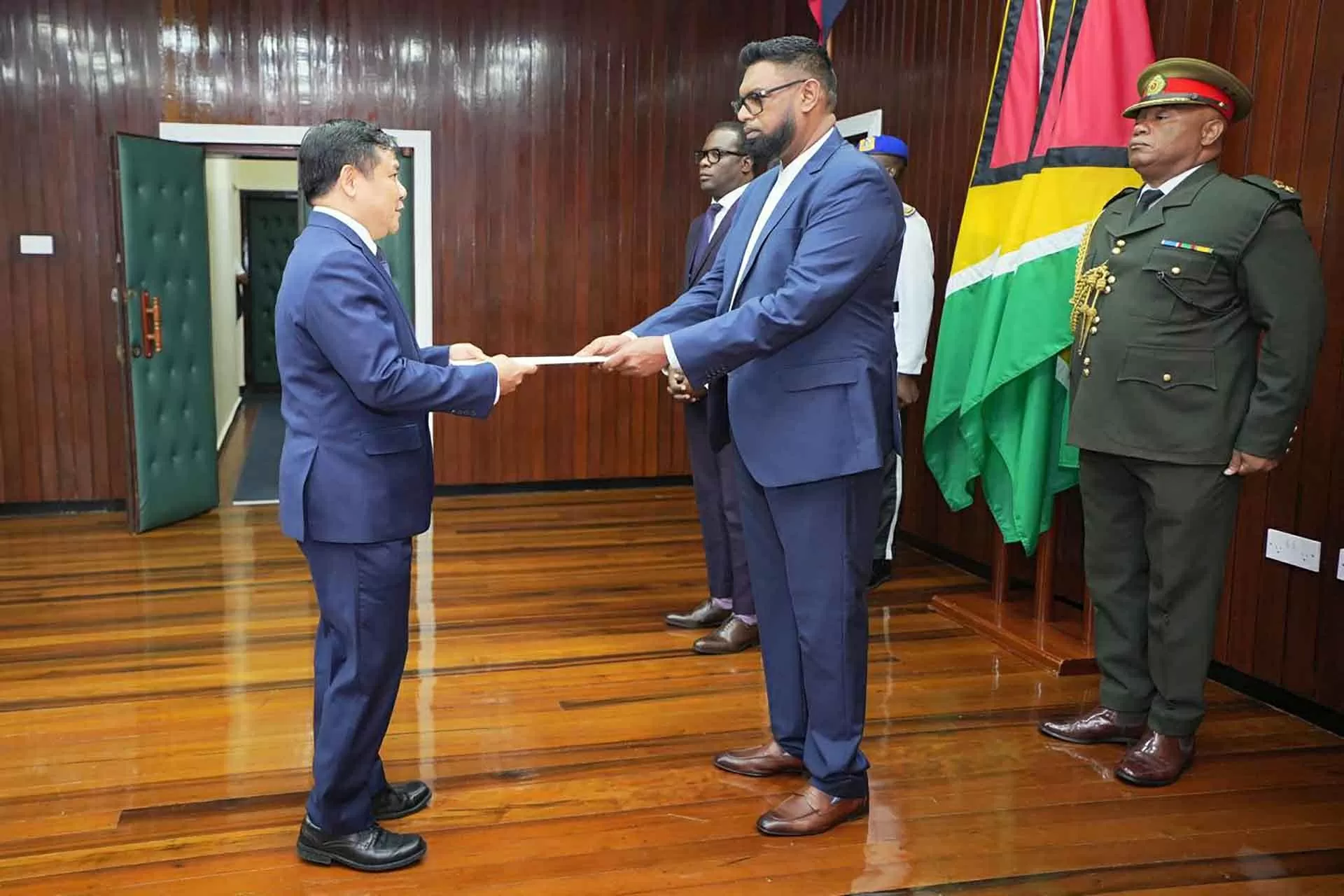 Đại sứ Bùi Văn Nghị trình Thư ủy nhiệm lên Tổng thống Cộng hoà hợp tác Guyana Đại sứ Bùi Văn Nghị trình Thư ủy nhiệm lên Tổng thống Cộng hoà hợp tác Guyana
