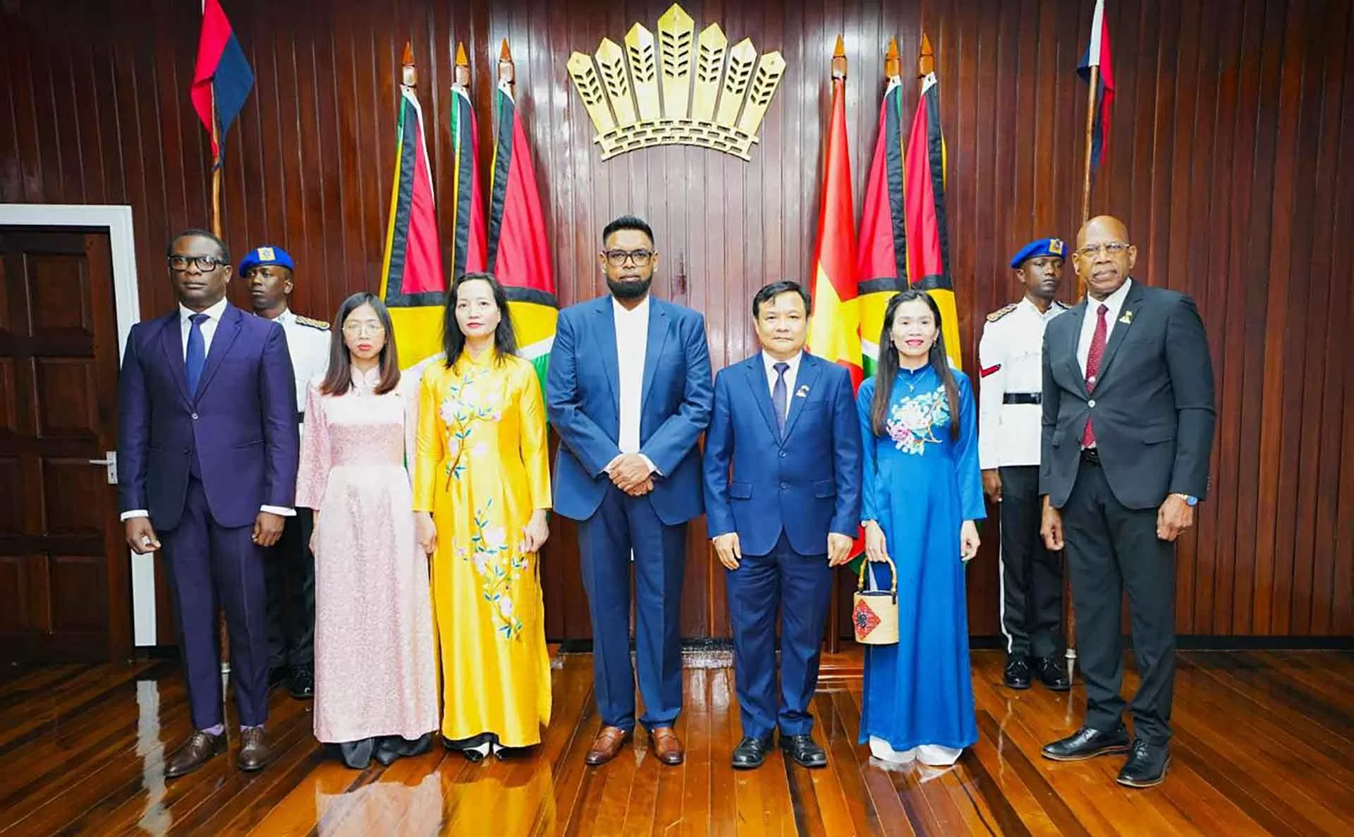 Đại sứ Bùi Văn Nghị trình Thư ủy nhiệm lên Tổng thống Cộng hoà hợp tác Guyana Đại sứ Bùi Văn Nghị trình Thư ủy nhiệm lên Tổng thống Cộng hoà hợp tác Guyana