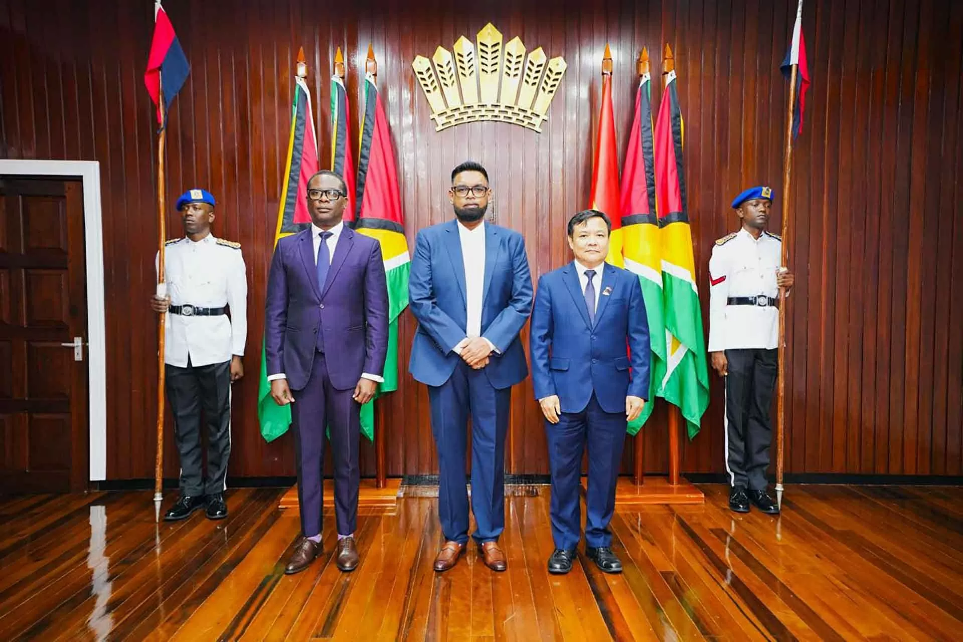 Đại sứ Bùi Văn Nghị trình Thư ủy nhiệm lên Tổng thống Cộng hoà hợp tác Guyana Đại sứ Bùi Văn Nghị trình Thư ủy nhiệm lên Tổng thống Cộng hoà hợp tác Guyana