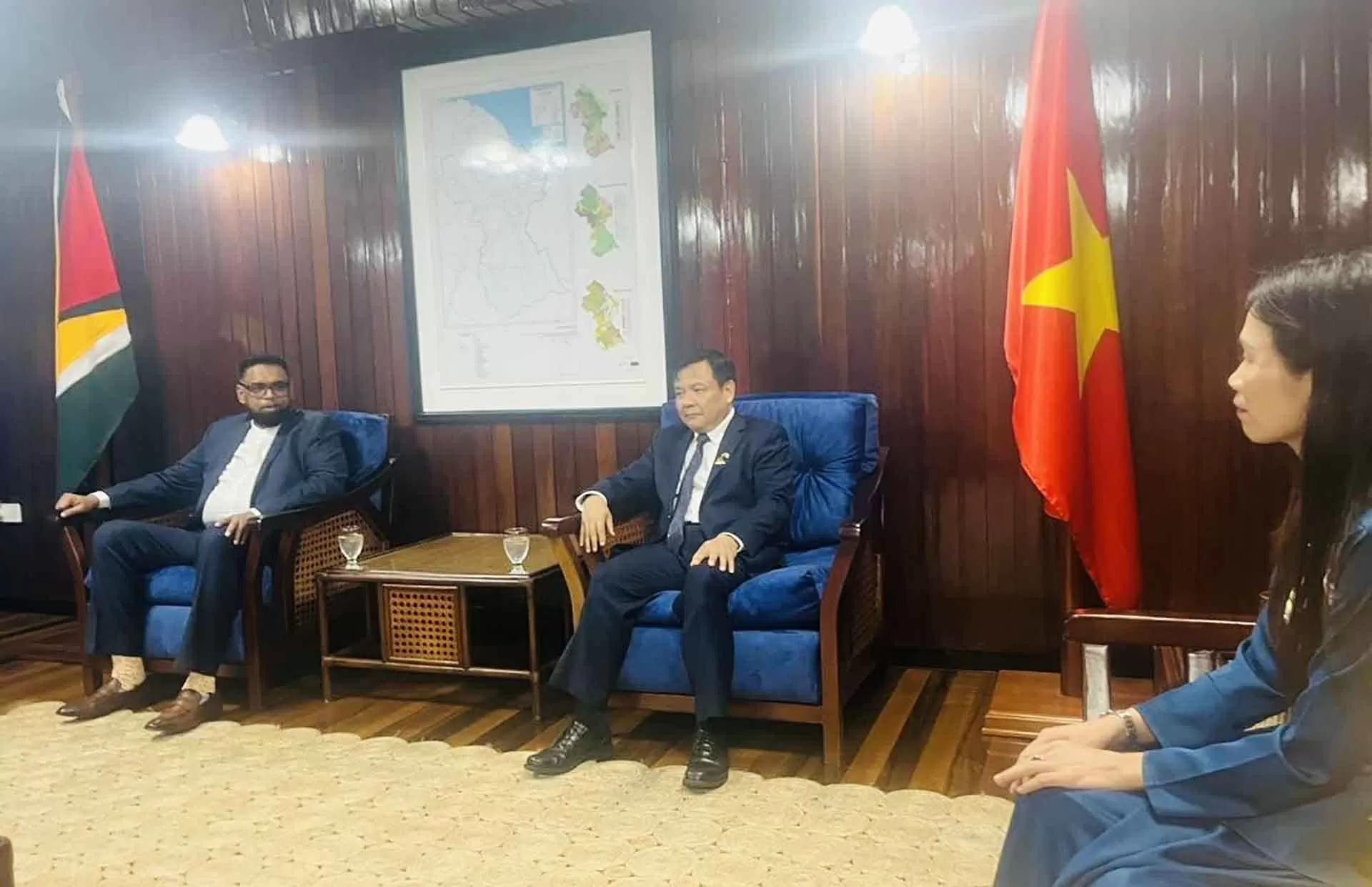 Đại sứ Bùi Văn Nghị trình Thư ủy nhiệm lên Tổng thống Cộng hoà hợp tác Guyana Đại sứ Bùi Văn Nghị trình Thư ủy nhiệm lên Tổng thống Cộng hoà hợp tác Guyana