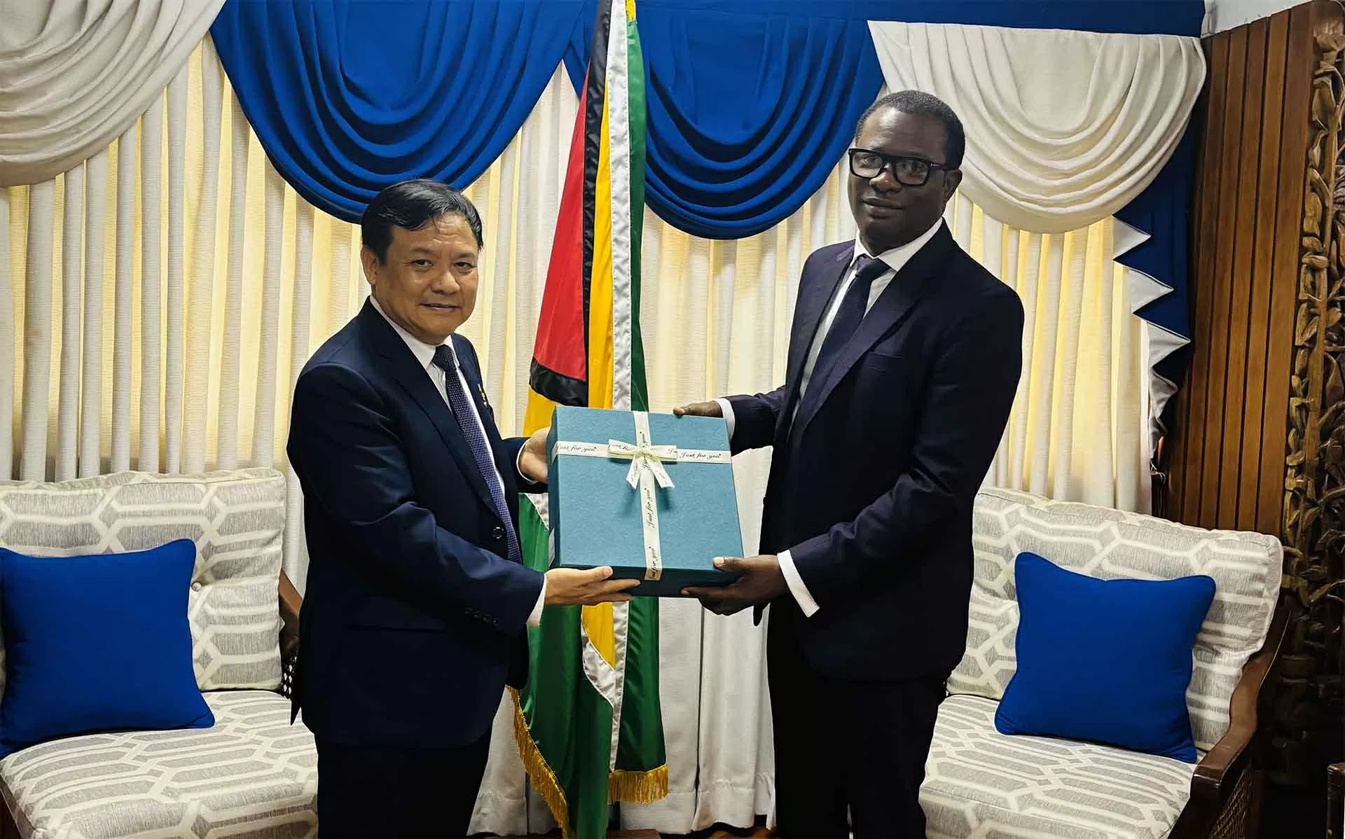 Đại sứ Bùi Văn Nghị trình Thư ủy nhiệm lên Tổng thống Cộng hoà hợp tác Guyana Đại sứ Bùi Văn Nghị trình Thư ủy nhiệm lên Tổng thống Cộng hoà hợp tác Guyana