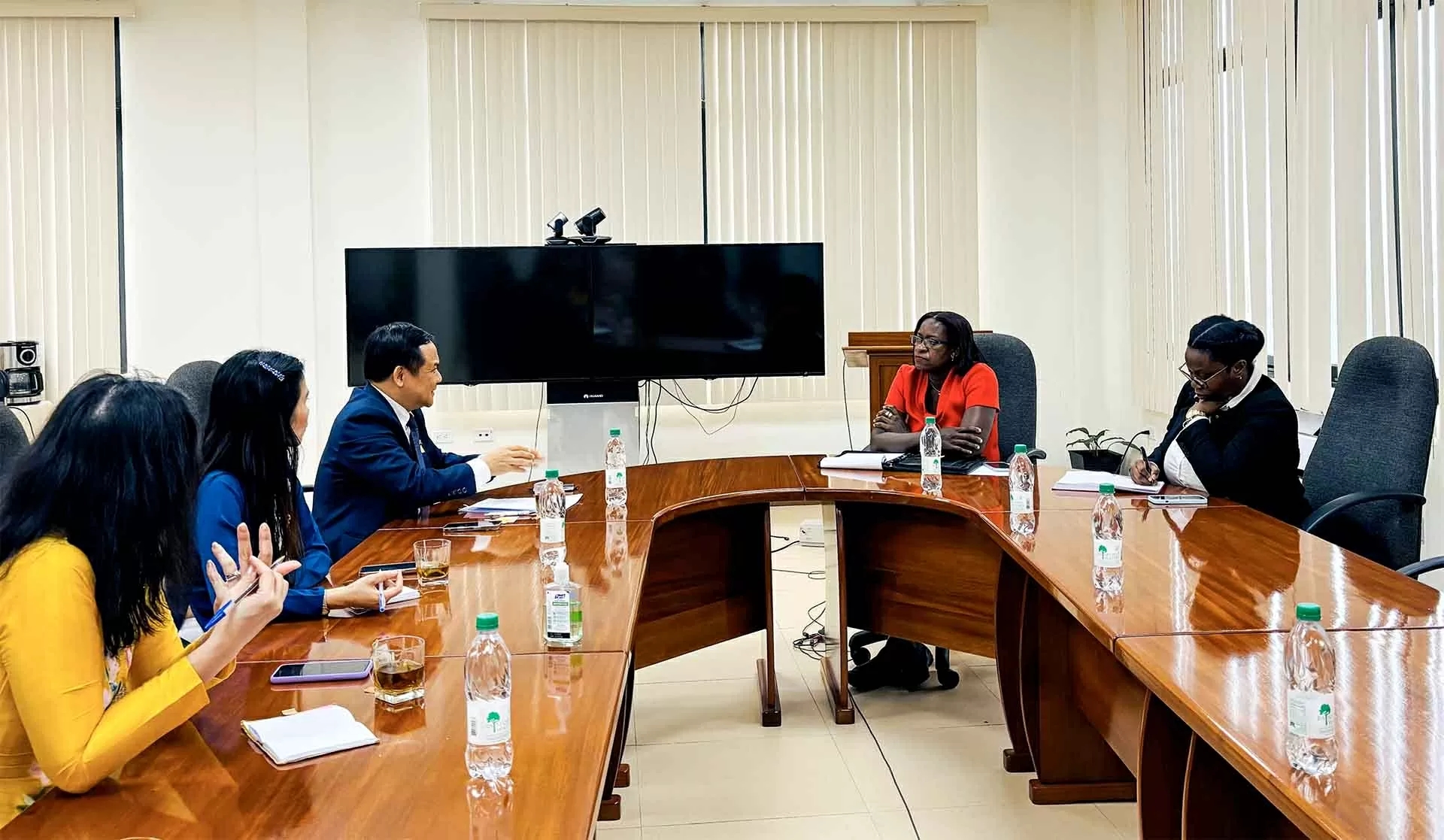 Đại sứ Bùi Văn Nghị trình Thư ủy nhiệm lên Tổng thống Cộng hoà hợp tác Guyana Đại sứ Bùi Văn Nghị trình Thư ủy nhiệm lên Tổng thống Cộng hoà hợp tác Guyana