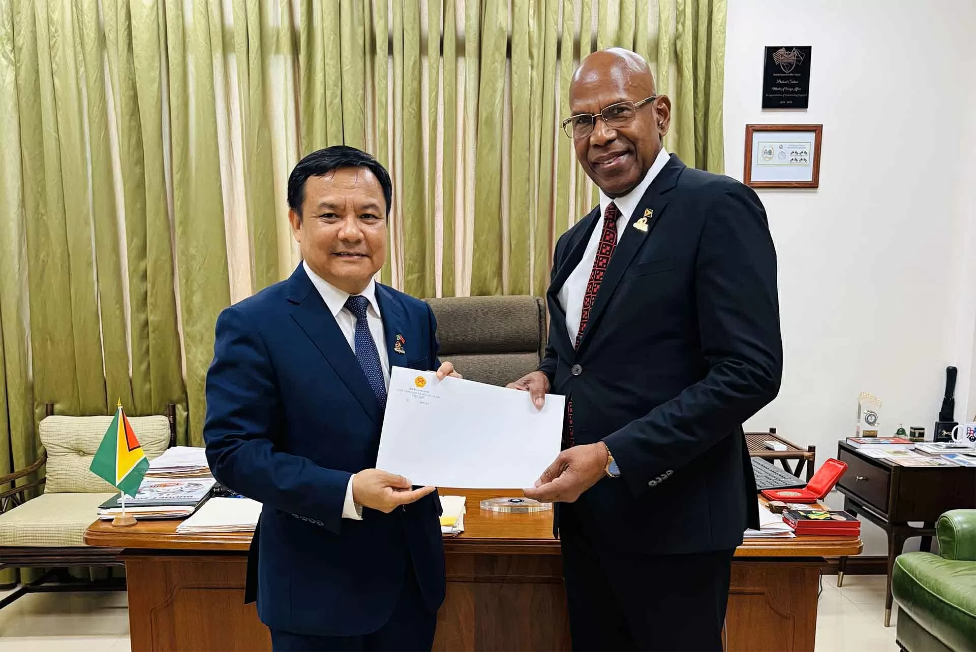 Đại sứ Bùi Văn Nghị trình Thư ủy nhiệm lên Tổng thống Cộng hoà hợp tác Guyana Đại sứ Bùi Văn Nghị trình Thư ủy nhiệm lên Tổng thống Cộng hoà hợp tác Guyana