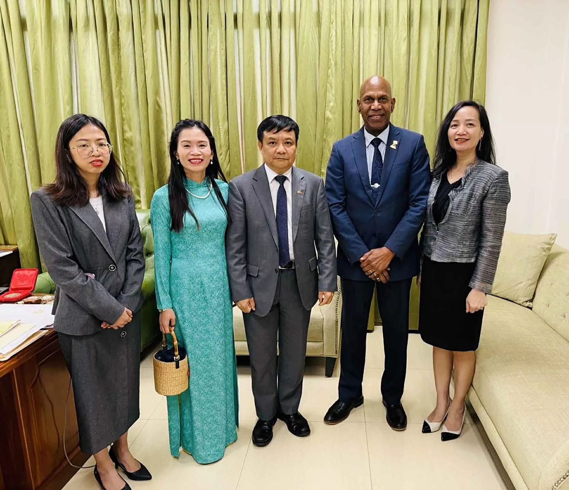 Đại sứ Bùi Văn Nghị trình Thư ủy nhiệm lên Tổng thống Cộng hoà hợp tác Guyana Đại sứ Bùi Văn Nghị trình Thư ủy nhiệm lên Tổng thống Cộng hoà hợp tác Guyana