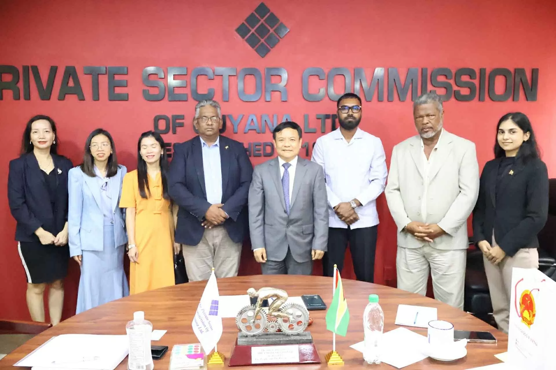 Đại sứ Bùi Văn Nghị trình Thư ủy nhiệm lên Tổng thống Cộng hoà hợp tác Guyana Đại sứ Bùi Văn Nghị trình Thư ủy nhiệm lên Tổng thống Cộng hoà hợp tác Guyana