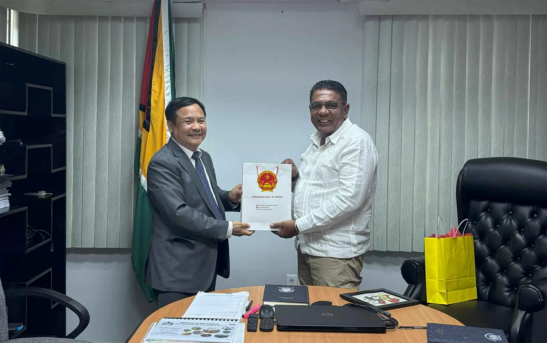 Đại sứ Bùi Văn Nghị trình Thư ủy nhiệm lên Tổng thống Cộng hoà hợp tác Guyana Đại sứ Bùi Văn Nghị trình Thư ủy nhiệm lên Tổng thống Cộng hoà hợp tác Guyana