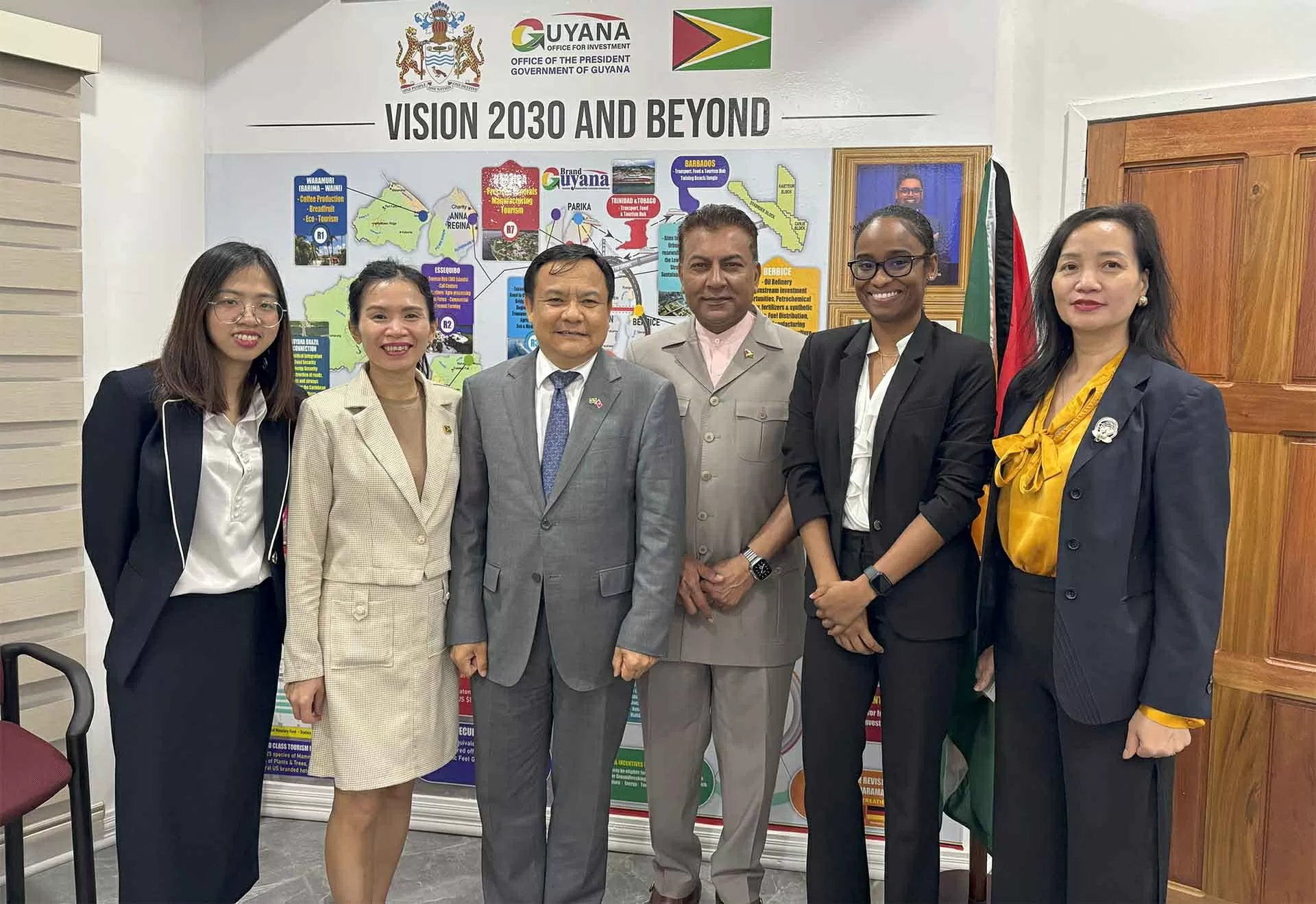 Đại sứ Bùi Văn Nghị trình Thư ủy nhiệm lên Tổng thống Cộng hoà hợp tác Guyana Đại sứ Bùi Văn Nghị trình Thư ủy nhiệm lên Tổng thống Cộng hoà hợp tác Guyana