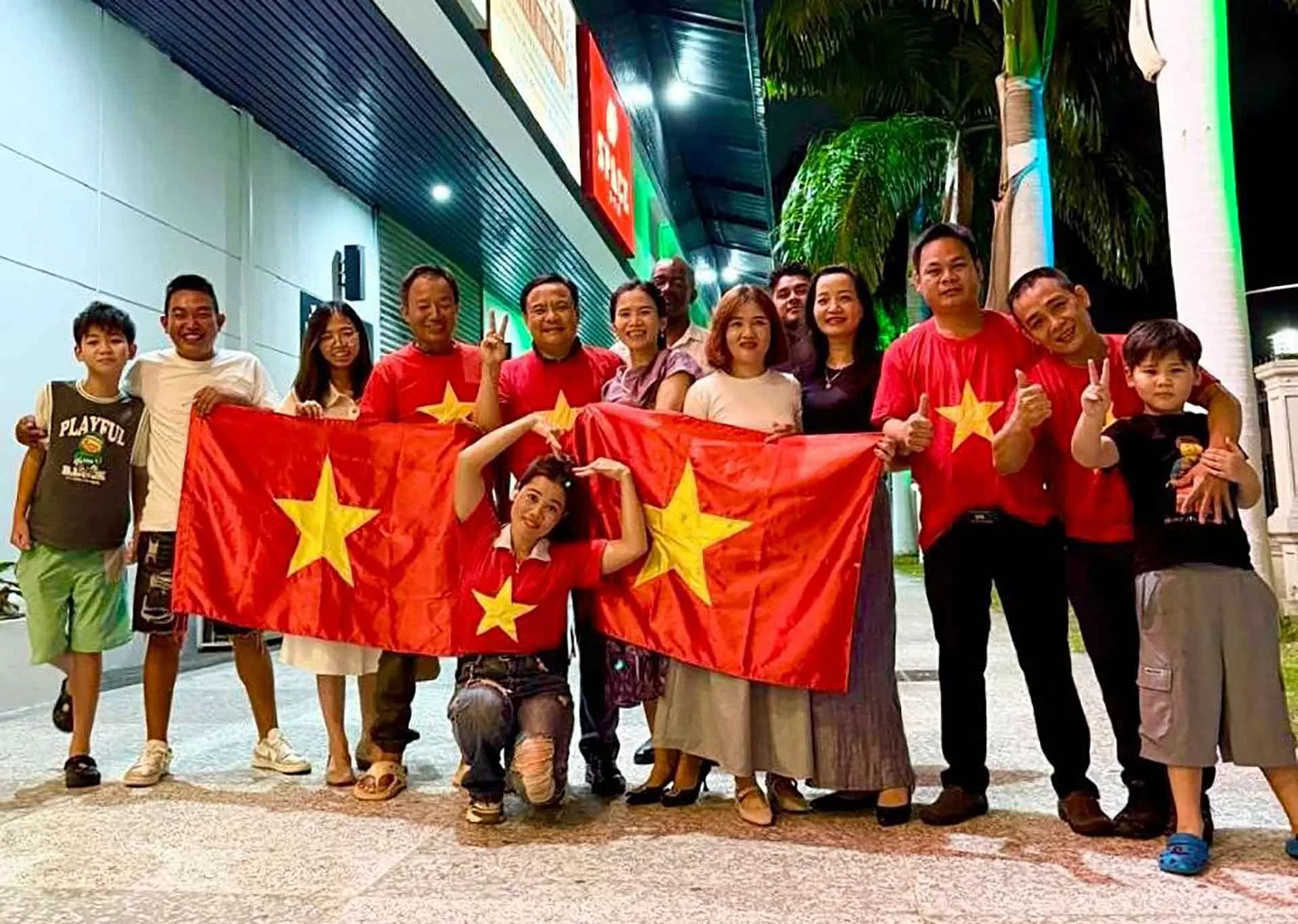 Đại sứ Bùi Văn Nghị trình Thư ủy nhiệm lên Tổng thống Cộng hoà hợp tác Guyana Đại sứ Bùi Văn Nghị trình Thư ủy nhiệm lên Tổng thống Cộng hoà hợp tác Guyana