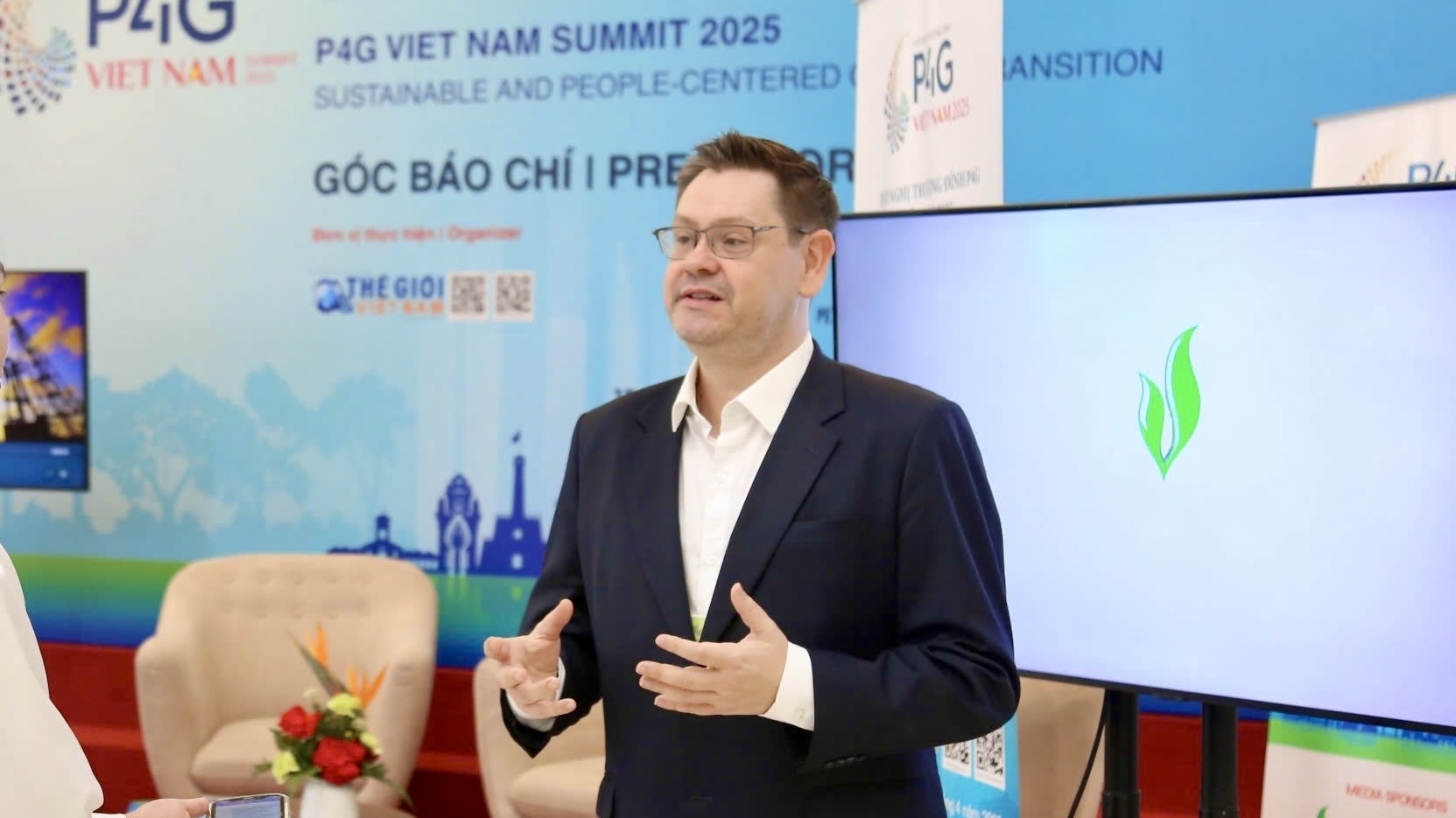 con nguoi chinh la trung tam cua hanh trinh phat trien ben vung