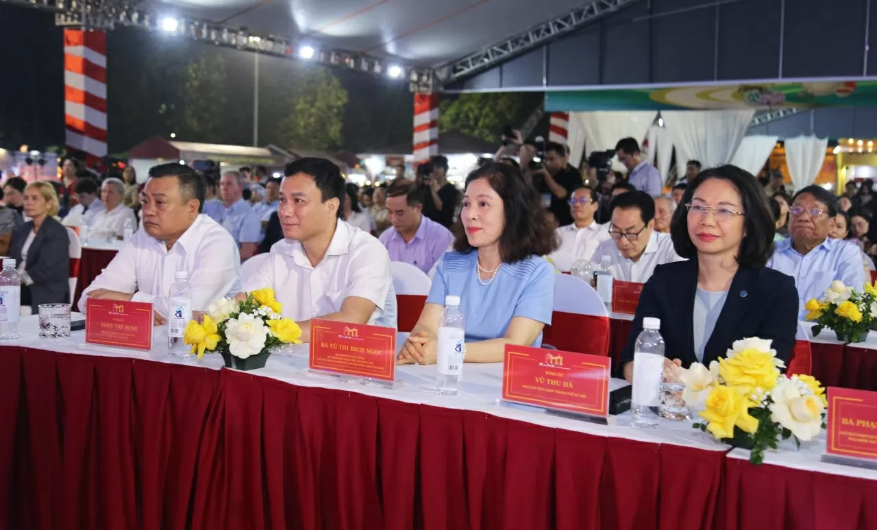 Lễ khai mạc có sự tham dự của (từ phải sang trái): Ông Trần Sỹ Thanh Phó Bí thư Thành ủy, Chủ tịch UBND TP Hà Nội; Ông Triệu Thế Hùng Phó Chủ nhiệm Ủy ban Văn hóa, Giáo dục; Bà Vũ Thị Ngọc Bích - Phu nhân Phó Thủ tướng, Bộ Trường Ngoại giao Bùi Thanh Sơn,