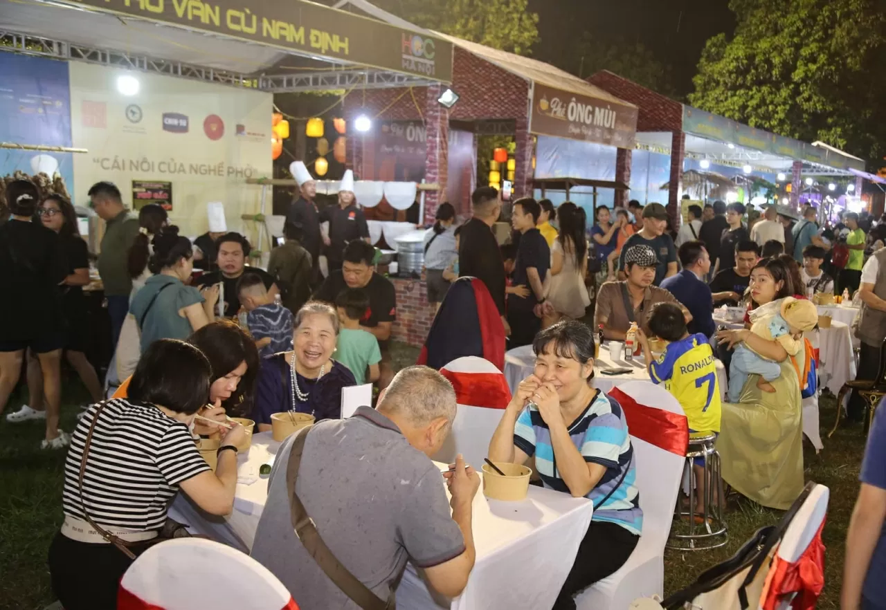 Dù là món ăn quen thuộc nhưng hàng ngàn người dân Thủ đô vẫn đổ về Hoàng Thành để được chứng kiến và thưởng thức những tô phở thơm ngon nức tiếng. (Ảnh: Thành Long)