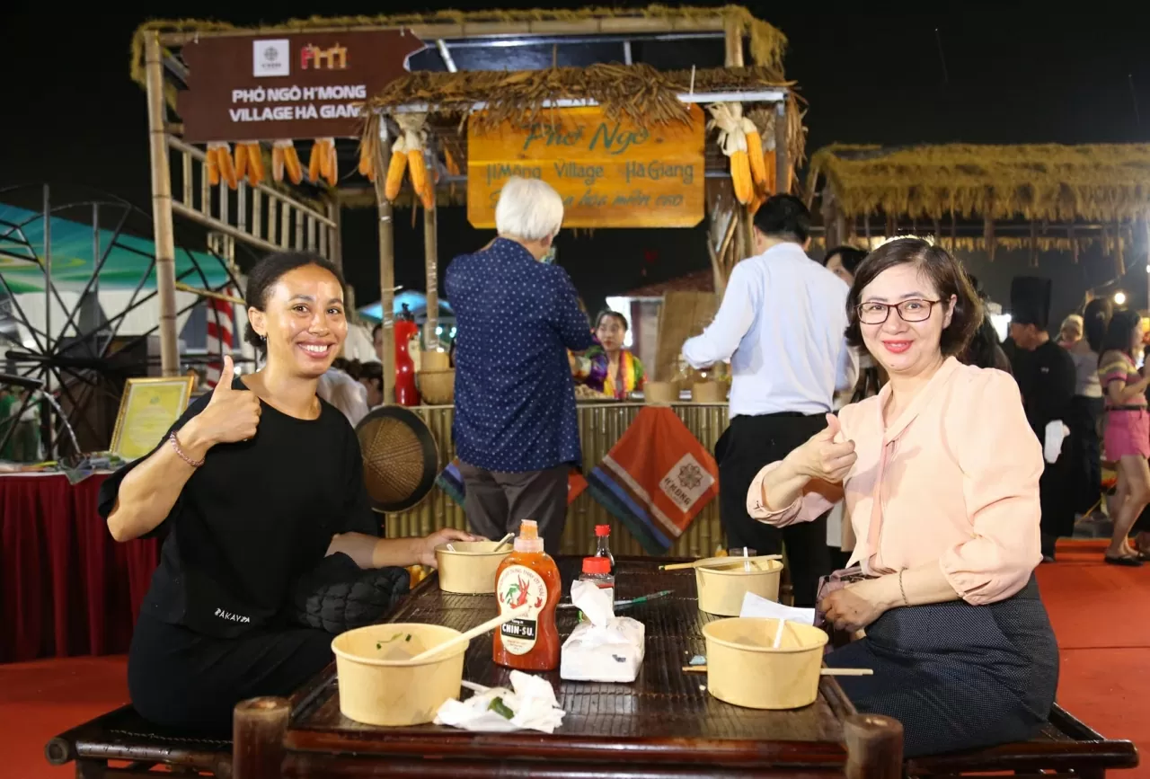 Những thực khách nước ngoài cũng không thể cưỡng lại sự hấp dẫn của phở. (Ảnh: Thành Long)