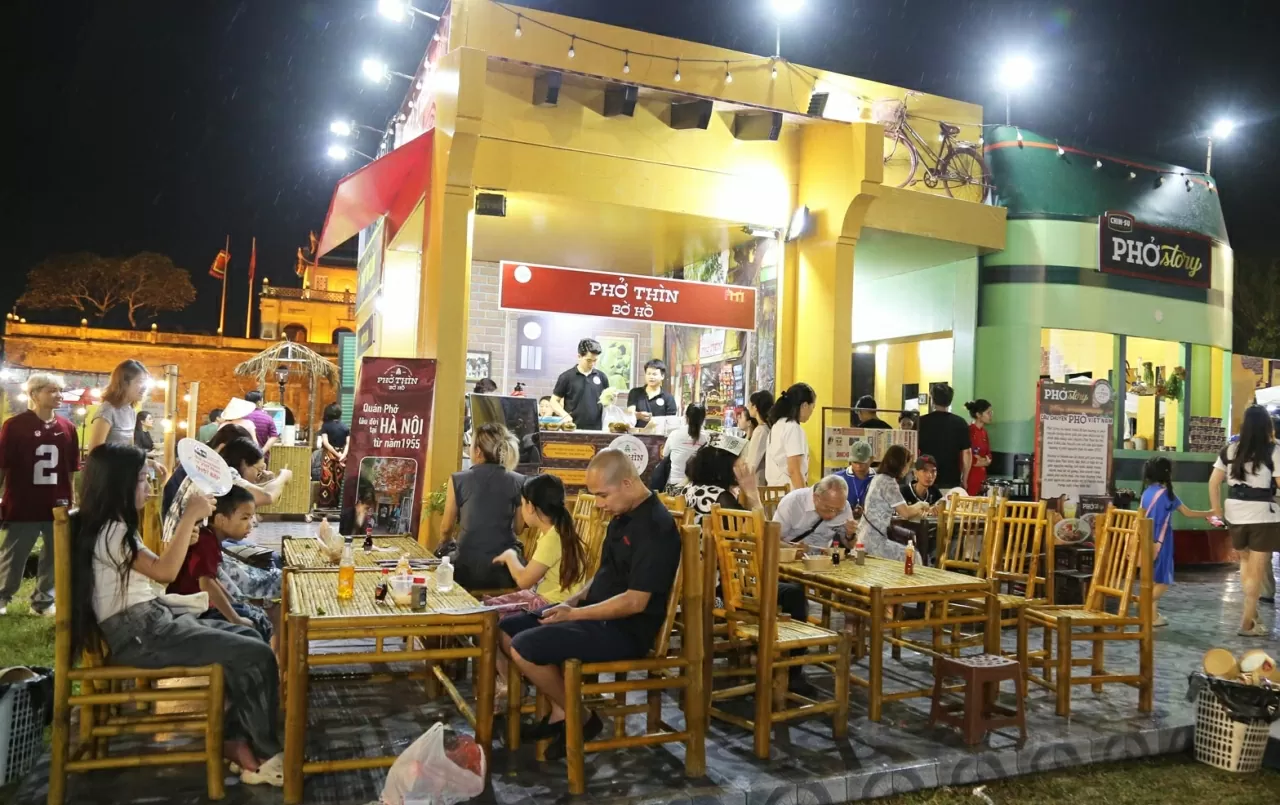  Festival còn có nhiều thương hiệu phở Hà Nội đã làm nên tên tuổi của ẩm thực Thủ đô như: Phở Thìn Bờ Hồ, Phở Tư Lùn, Phở Hoàng Gia, Phở Vân Cù…
