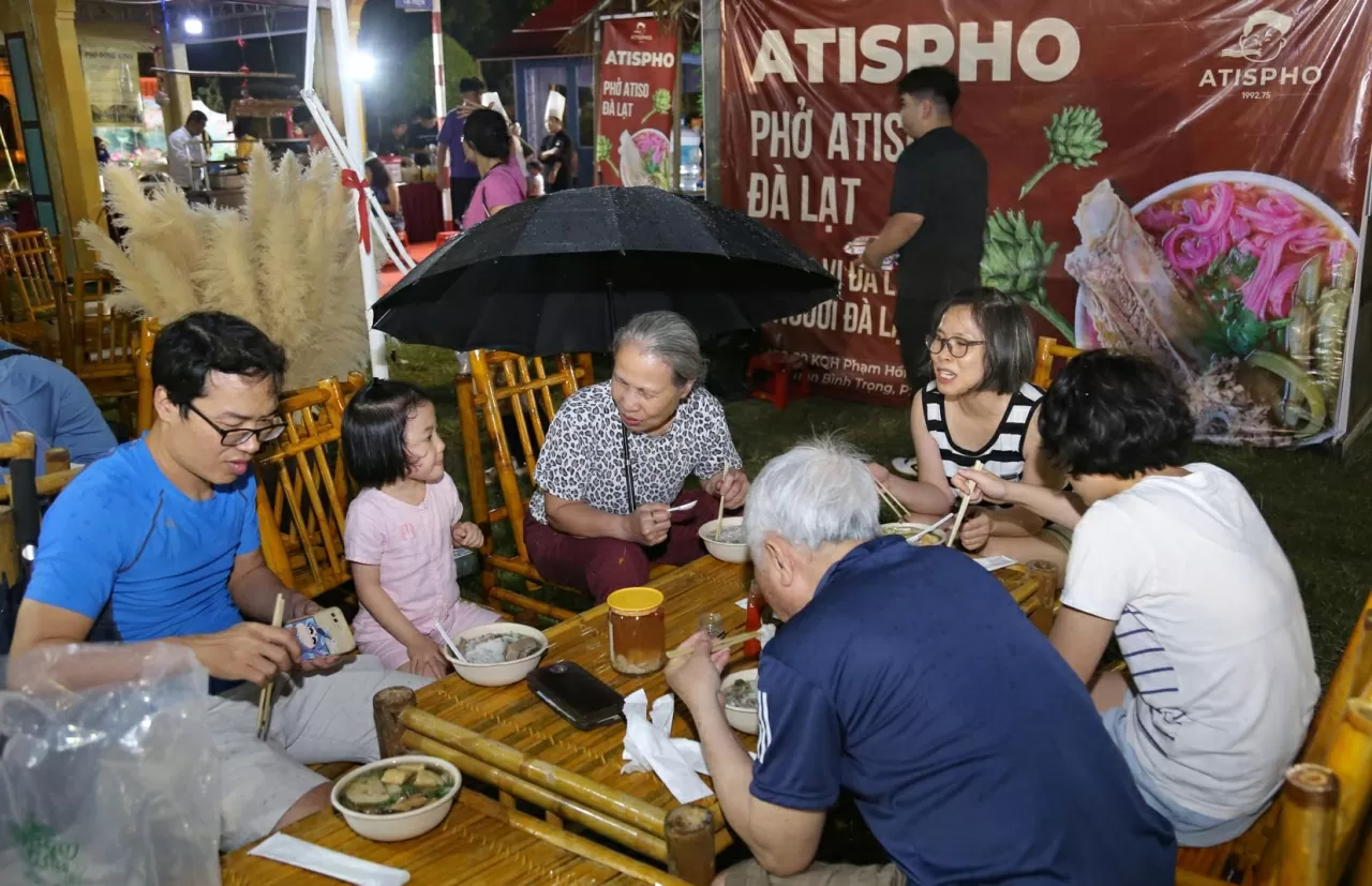 Tối 18/4 Hà Nội có mưa nhẹ nhưng cũng không thể cản bước tình yêu đối với phở của người dân Hà Nội. (Ảnh: Thành Long)