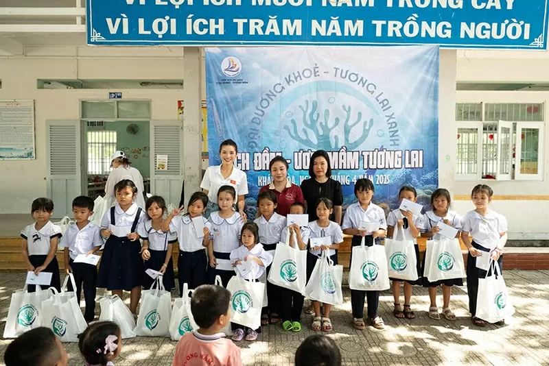 MC Diễm Nhi trao quà cho các em học sinh có hoàn cảnh khó khăn.