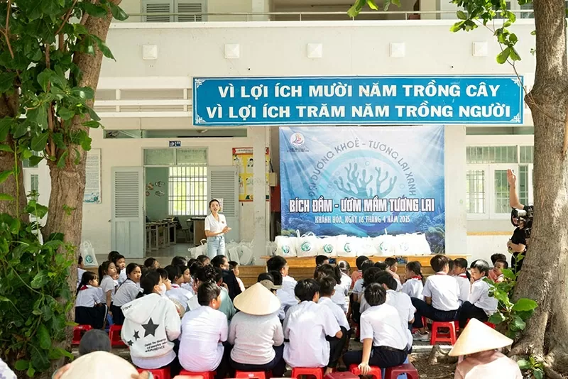 MC Diễm Nhi nỗ lực tuyên truyền, chia sẻ những thông điệp thiết thực về bảo vệ môi trường.