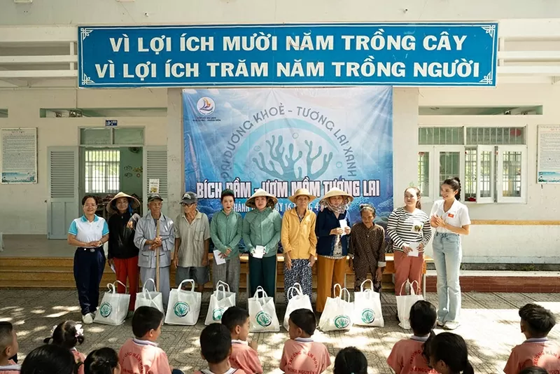 Cô trao tặng những món quà yêu thương và chụp ảnh cùng mọi người. Cô trao tặng những món quà yêu thương và chụp ảnh cùng mọi người.