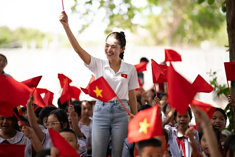 Diễm Nhi lan tỏa tới các em học sinh những thông điệp ý nghĩa. Diễm Nhi lan tỏa tới các em học sinh những thông điệp ý nghĩa.