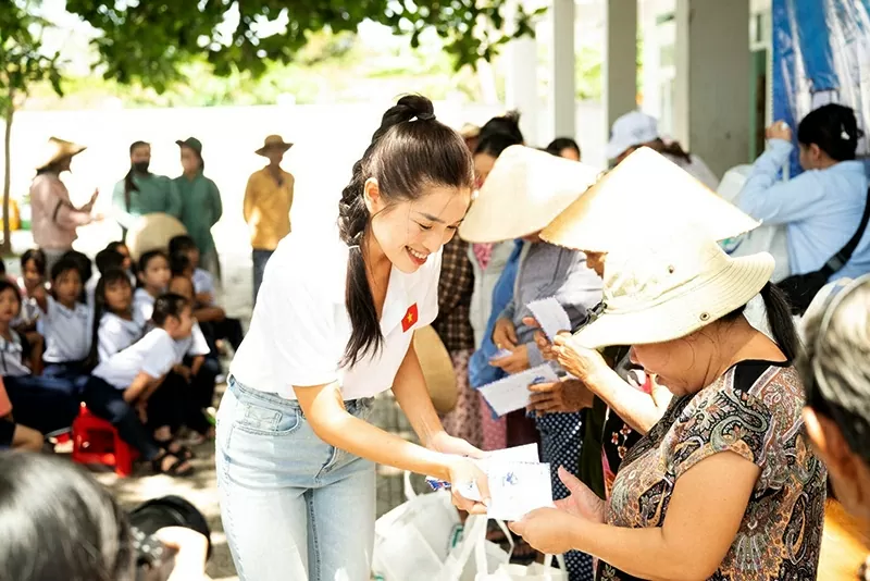 Những gia đình khó khăn tại Tổ dân phố Bích Đầm rất vui vì nhận được những phần quà thiết thực. Những gia đình khó khăn tại Tổ dân phố Bích Đầm rất vui vì nhận được những phần quà thiết thực.