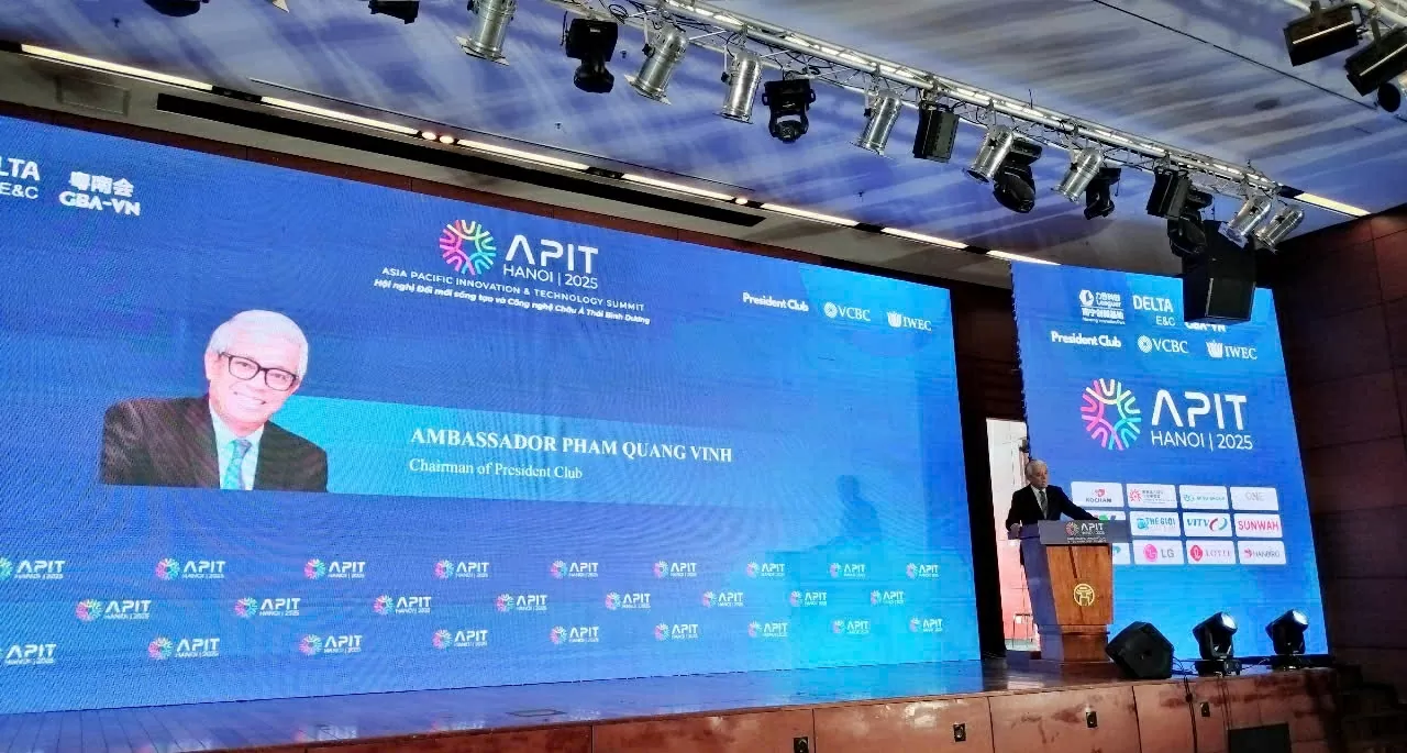 Đại sứ Phạm Quang Vinh trình bày tham luận Tác động của công nghệ đối với nền kinh tế toàn cầu. (Ảnh: Hải Phương)