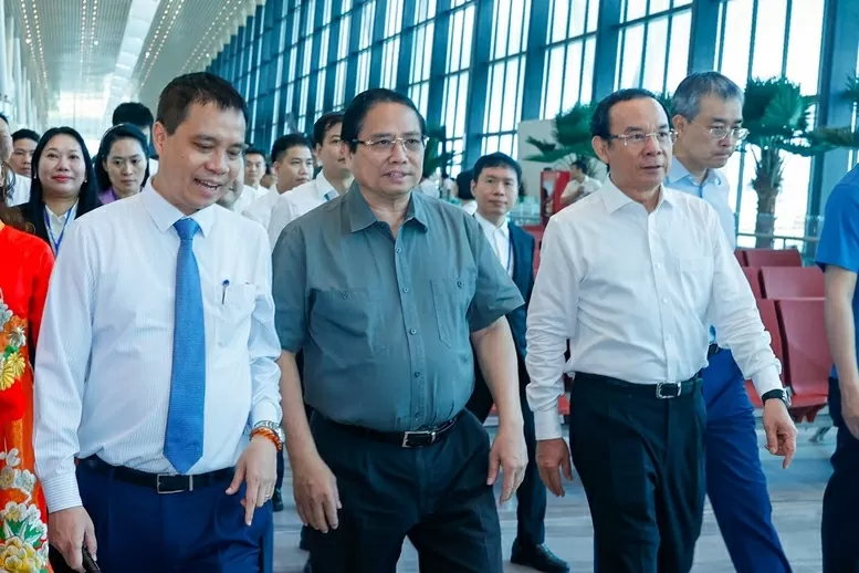 Thủ tướng Chính phủ Phạm Minh Chính, Bí thư Thành ủy TPHCM Nguyễn Văn Nên tới dự lễ Khánh thành Nhà ga T3 Cảng hàng không quốc tế Tân Sơn Nhất tại điểm cầu TPHCM - Ảnh: VGP/Nhật Bắc