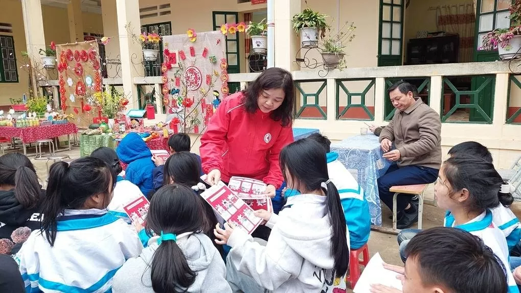 Phát tờ rơi hướng dẫn cho các học sinh.