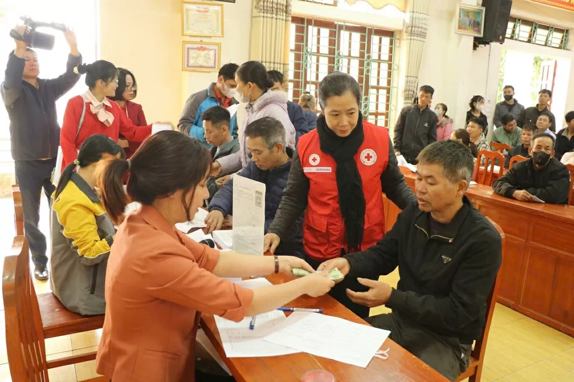 Thắp ngọn lửa sẻ chia, lan tỏa tinh thần nhân ái, hỗ trợ người dân vùng bão phục hồi sinh kế Thắp ngọn lửa sẻ chia, lan tỏa tinh thần nhân ái, hỗ trợ người dân vùng bão phục hồi sinh kế