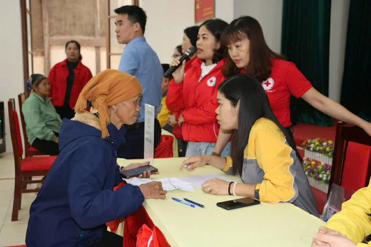 Thắp ngọn lửa sẻ chia, lan tỏa tinh thần nhân ái, hỗ trợ người dân vùng bão phục hồi sinh kế Thắp ngọn lửa sẻ chia, lan tỏa tinh thần nhân ái, hỗ trợ người dân vùng bão phục hồi sinh kế