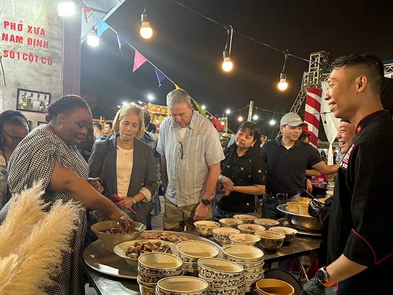 Món ăn thân thuộc của người Việt Nam đã để lại ấn tượng mạnh mẽ tới du khách nước ngoài, trở thành “nhịp cầu kết nối” những con người xa lạ. (Ảnh: Ngọc Anh) Món ăn thân thuộc của người Việt Nam đã để lại ấn tượng mạnh mẽ tới du khách nước ngoài, trở thành “nhịp cầu kết nối” những con người xa lạ. (Ảnh: Ngọc Anh)