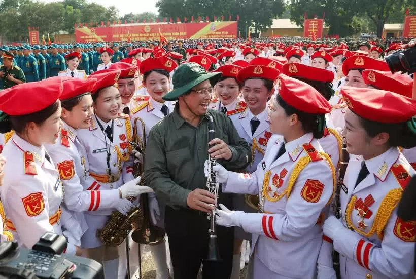 PM Pham Minh Chinh encourages forces ahead of 50th reunification anniversary parade