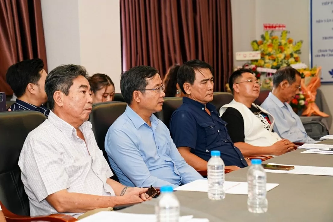 Những người anh trân quý tới ủng hộ tinh thần ca sĩ Lê Anh Tuấn. Những người anh trân quý tới ủng hộ tinh thần ca sĩ Lê Anh Tuấn.