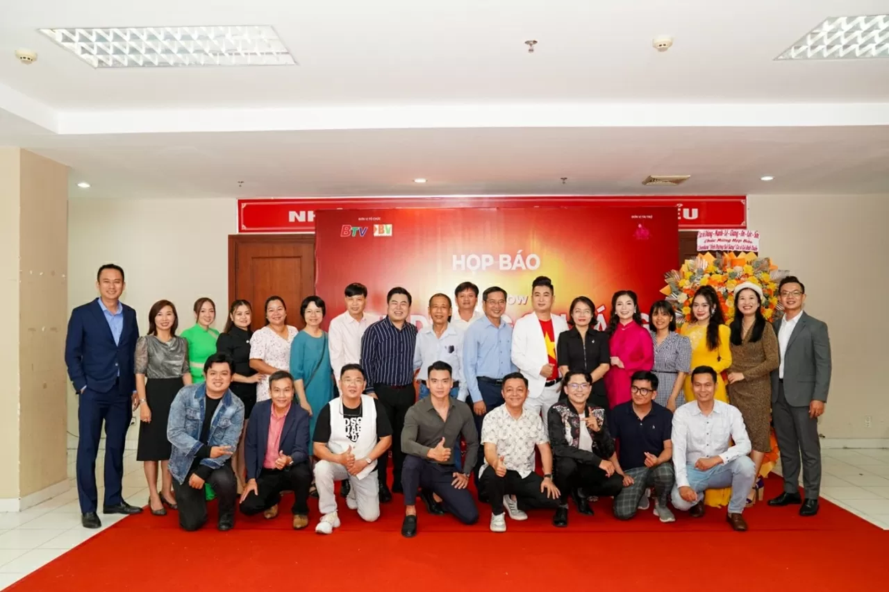 Các nghệ sĩ và bạn bè tới chúc mừng Lê Anh Tuấn và tham dự họp báo.