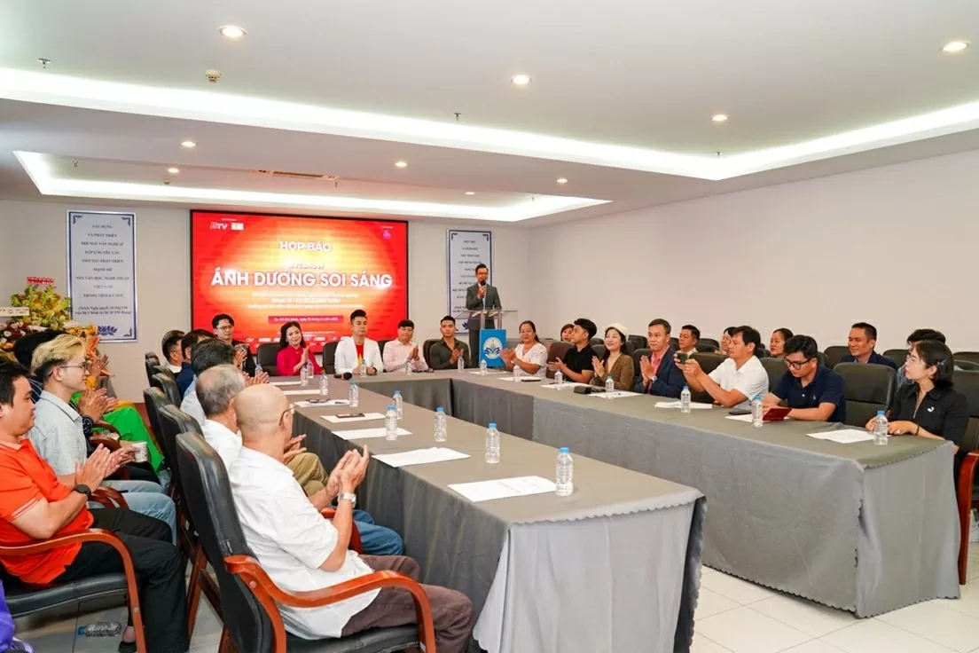 Nhạc sĩ – ca sĩ Lê Anh Tuấn làm liveshow ‘Ánh dương soi sáng’ lan toả tinh thần học tập theo gương Bác Nhạc sĩ – ca sĩ Lê Anh Tuấn làm liveshow ‘Ánh dương soi sáng’ lan toả tinh thần học tập theo gương Bác