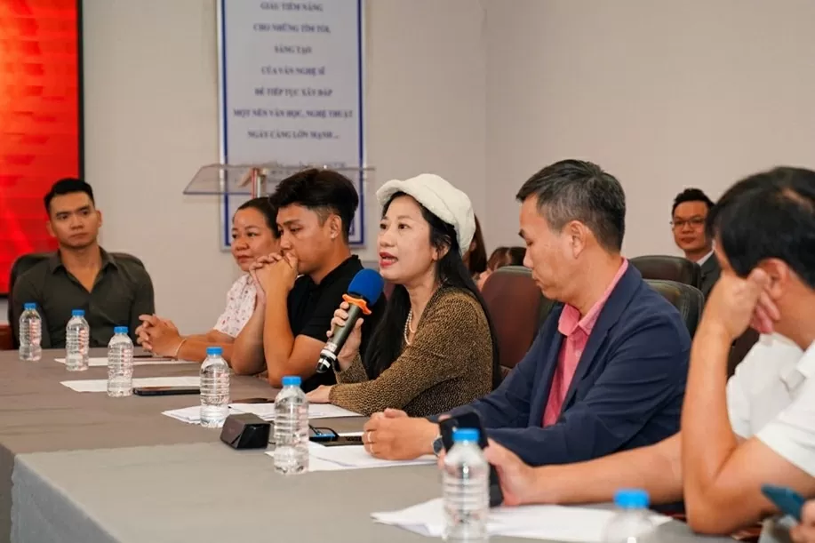 Bà Lê Vân Anh nói về quá trình viết nên những ý tưởng cho chương trình đặc biệt này. Bà Lê Vân Anh nói về quá trình viết nên những ý tưởng cho chương trình đặc biệt này.