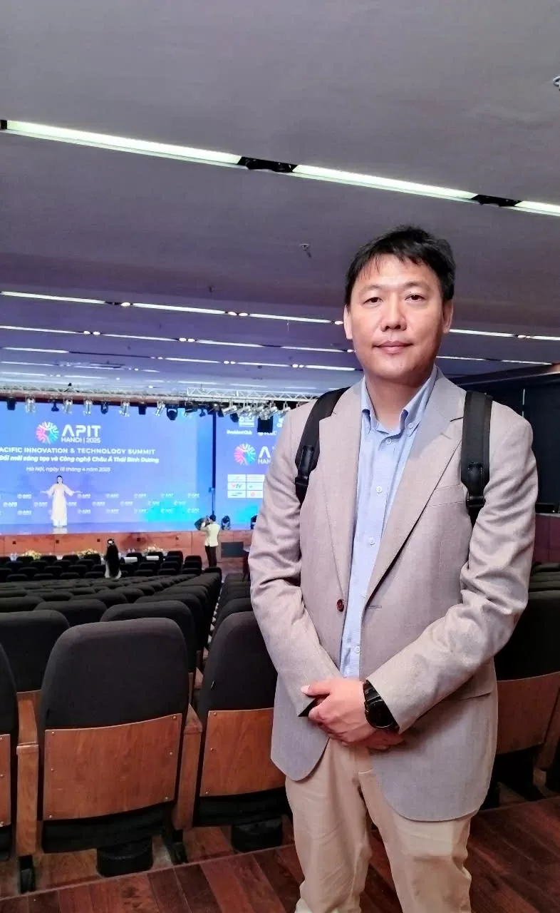 Ông Wayne Gu, Phó Giám đốc công ty viễn thông China Telecom Việt Nam trả lời phỏng vấn. (Ảnh: Hải Phương)