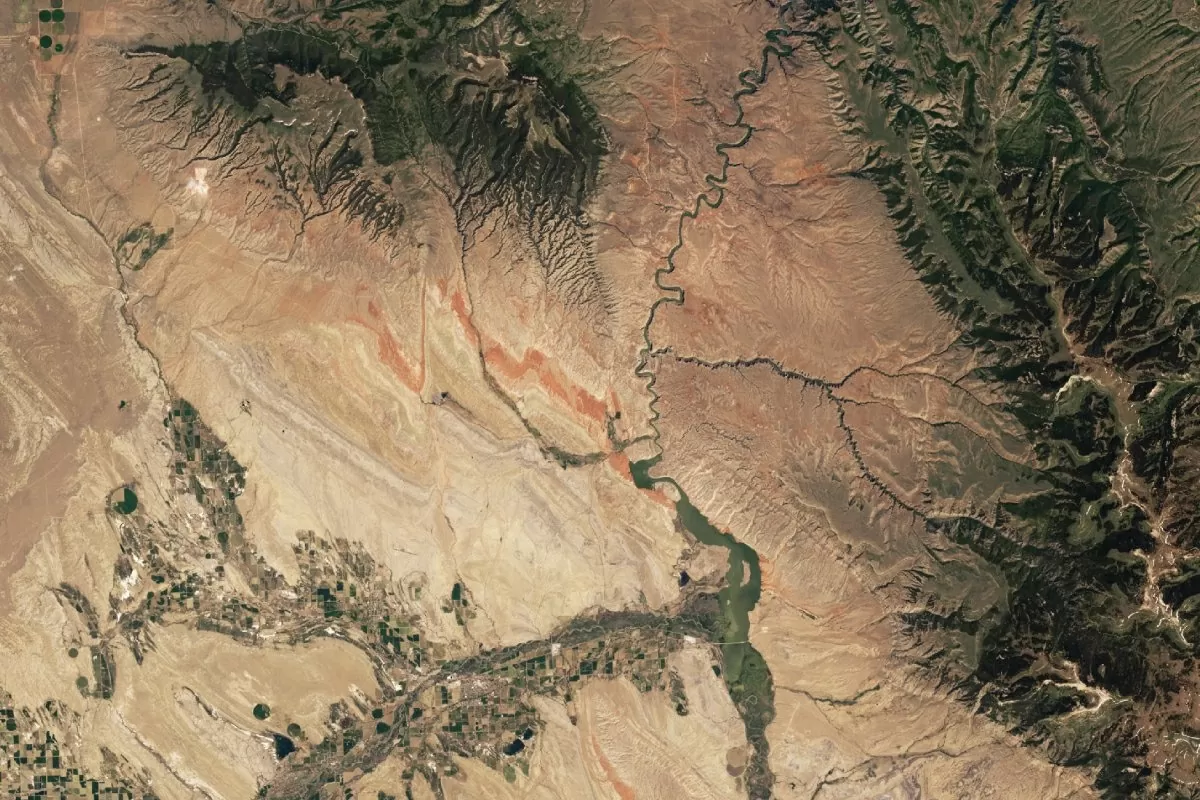 Bí mật sửng sốt về 'siêu gió mùa cổ đại' mới được NASA công bố. Đài quan sát Trái đất của NASA cho thấy các nếp gấp của đá gỉ sét nằm cạnh Hẻm núi Bighorn giữa Wyoming và Montana. (Nguồn: NASA) Bí mật sửng sốt về 'siêu gió mùa cổ đại' mới được NASA công bố. Đài quan sát Trái đất của NASA cho thấy các nếp gấp của đá gỉ sét nằm cạnh Hẻm núi Bighorn giữa Wyoming và Montana. (Nguồn: NASA)